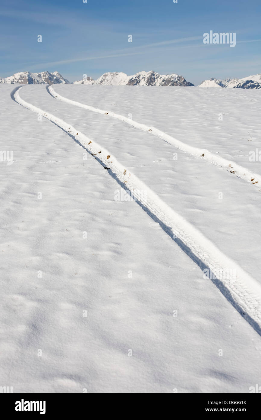 Tracce di auto in un paesaggio innevato, Trofaiach, Stiria, Stiria, Austria, Europa Foto Stock