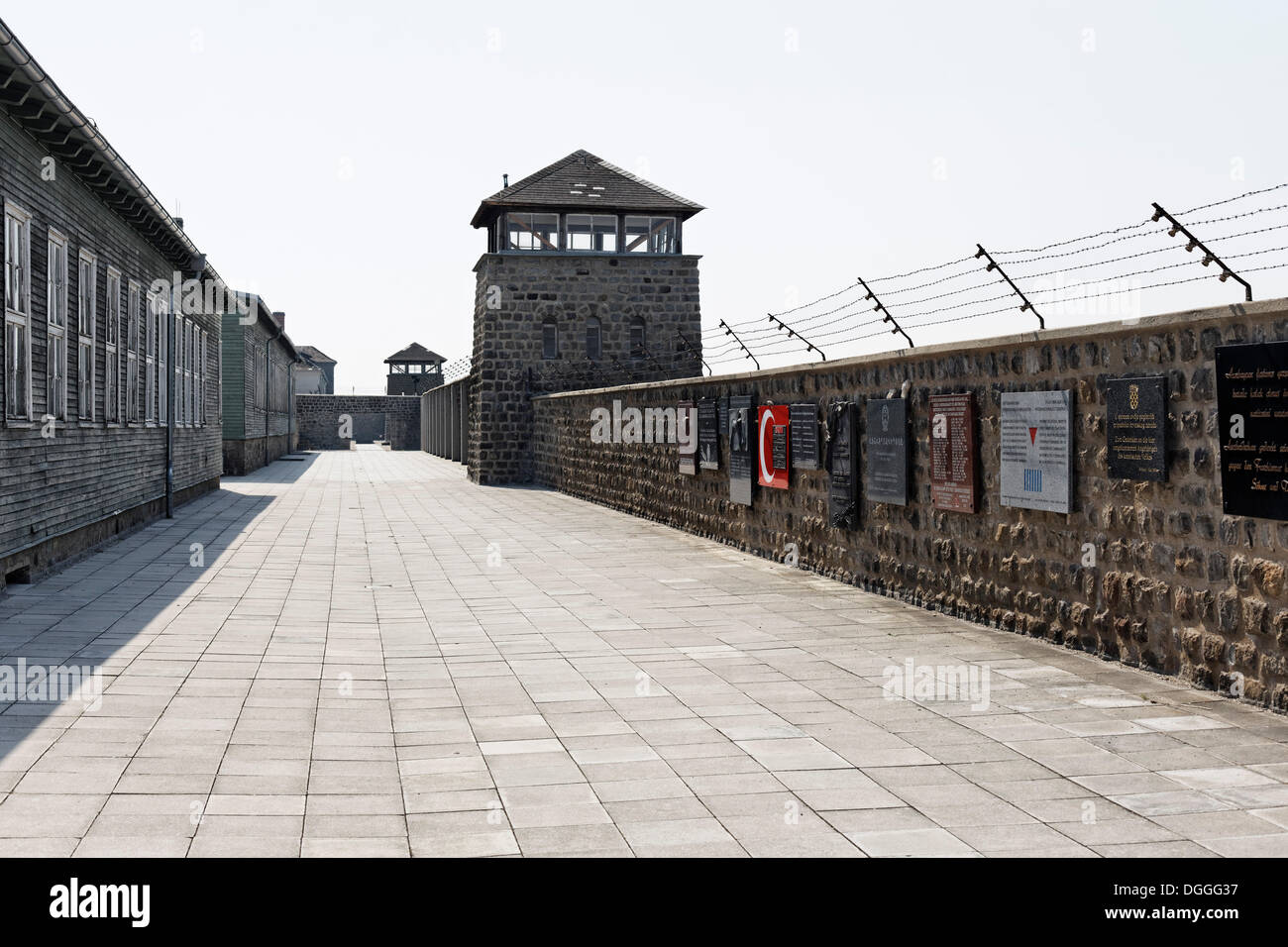 Camp mura e torre di avvistamento, Mauthausen Campo di Concentramento, Perg, Austria superiore, Austria, Europa Foto Stock