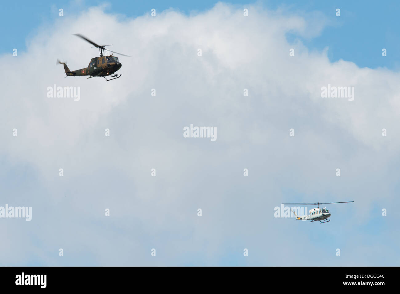 Un UH-1 Huey dal Giappone terra Forza di Autodifesa, anteriore e U. S. Air Force, indietro sorvolare Yokota Air Base, Giappone, Ott 7, 2013 Foto Stock