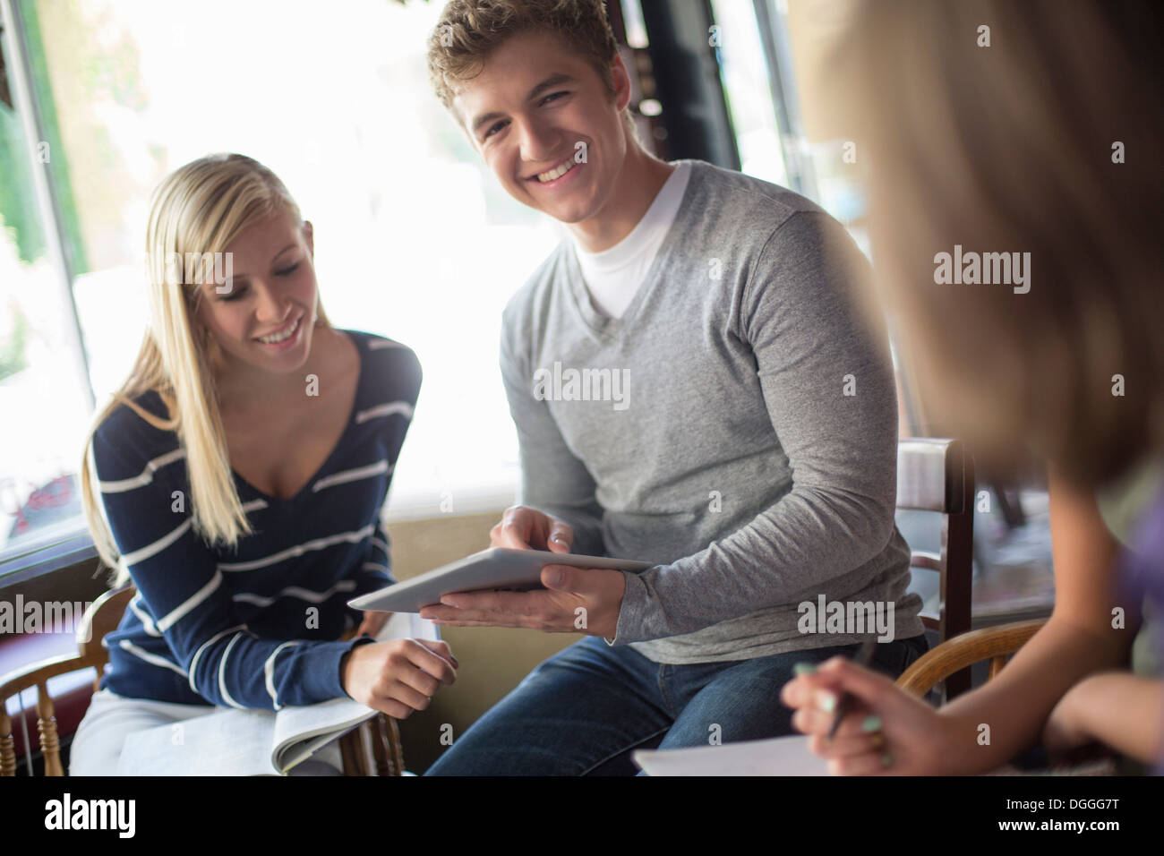 Piccolo gruppo di persone che studiano insieme in cafe Foto Stock