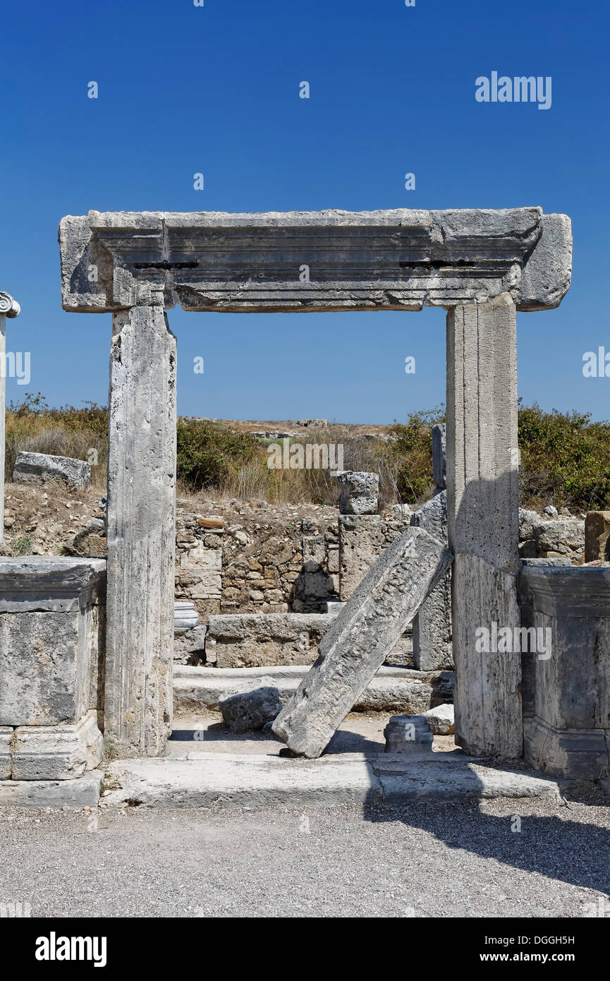 Rovine nel Agora, marketplace nel sito di scavo nella città antica di Perge, Aksu, Riviera Turca, Antalya, Turchia Foto Stock