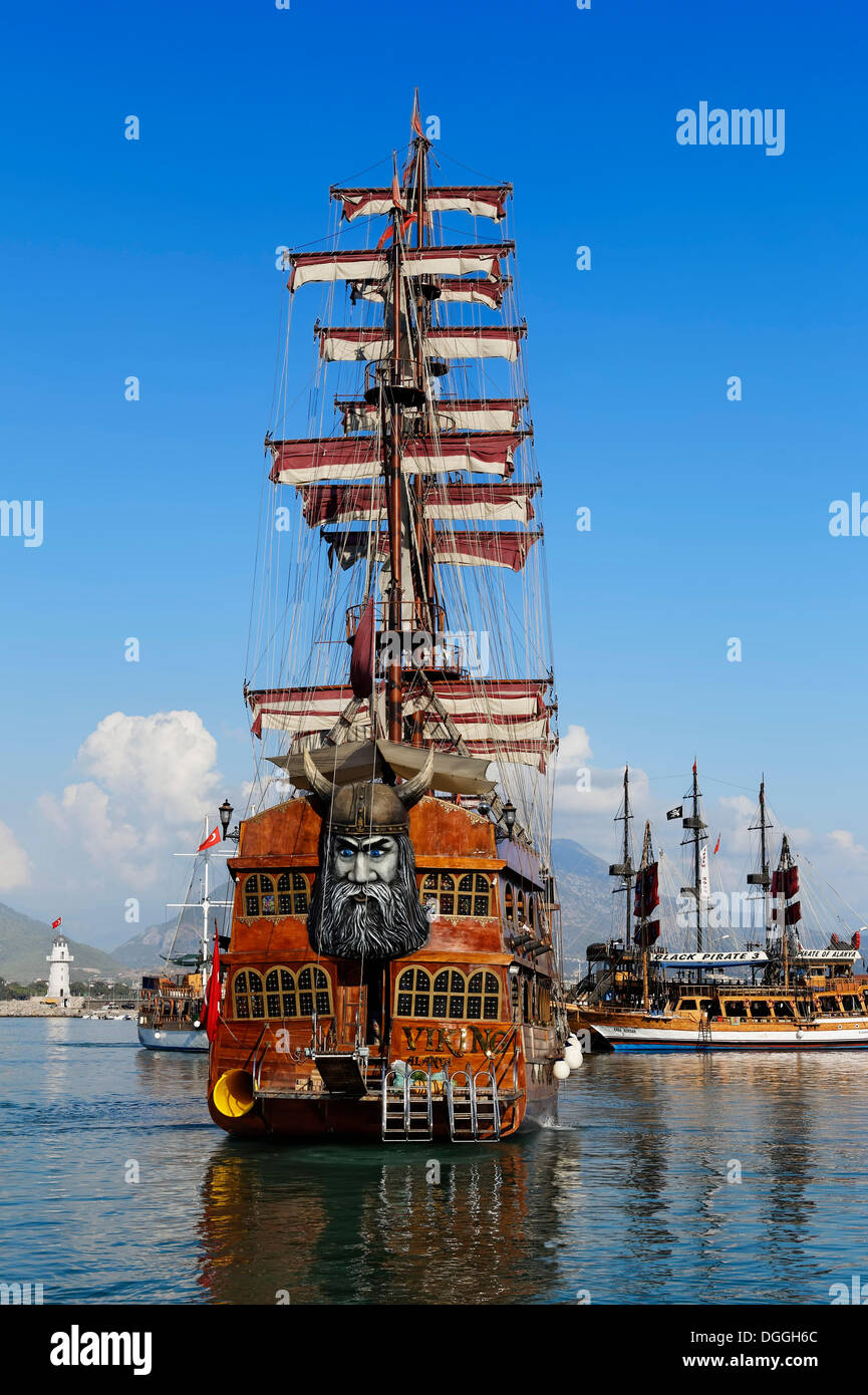 Escursione in barca, la nave dei pirati, tre master con la testa di un  Viking nel porto di Alanya, Antalya, Riviera Turca, Turchia Foto stock -  Alamy