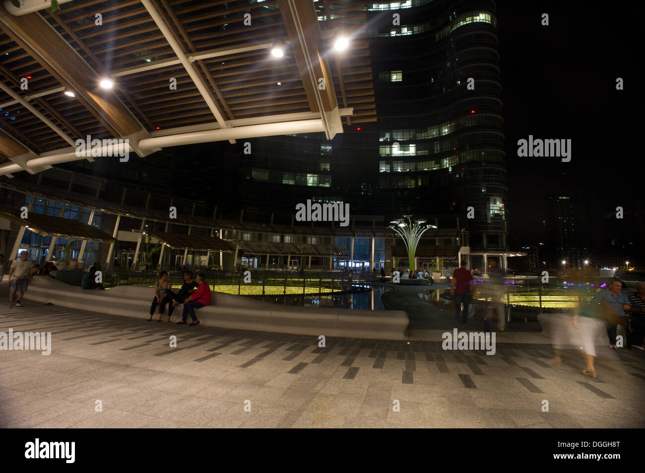 L'Italia, Lombardia, Milano, - Palazzo Unicredit. architetto César Pelli . Notte fotografia, architettura, Quadrato Gae Aulenti, Foto Stock