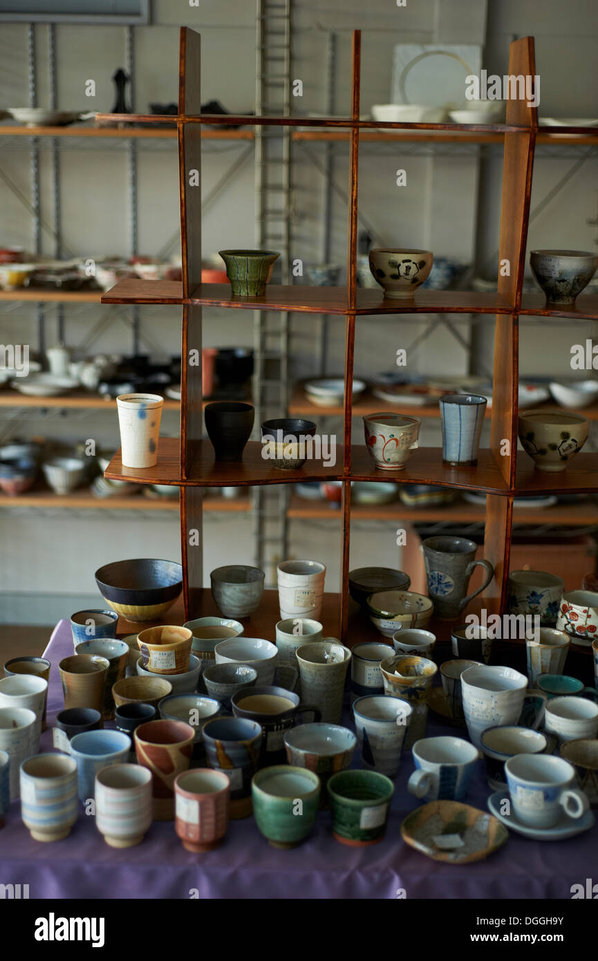Grande gruppo di tradizionali ceramiche giapponesi Foto Stock