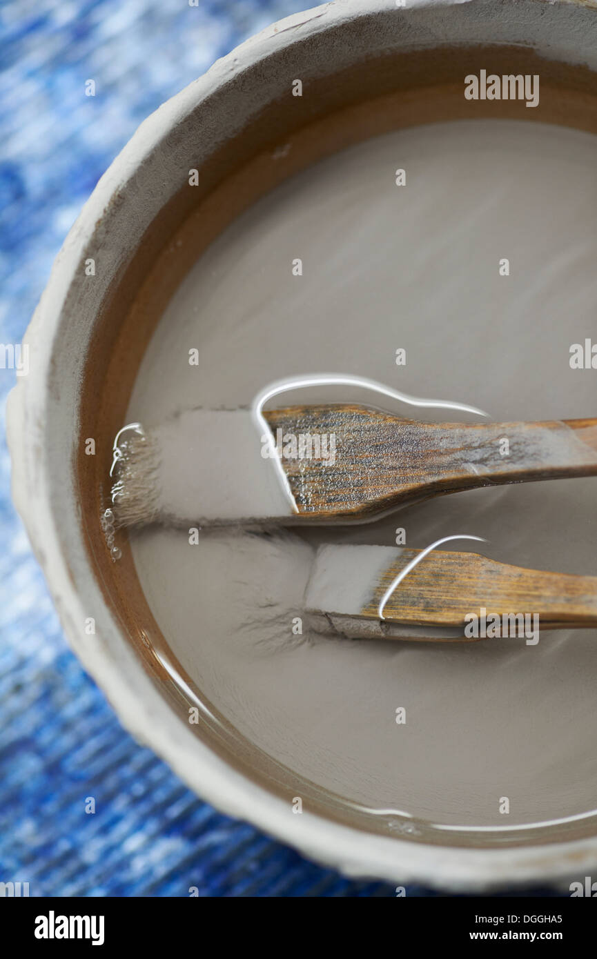 Spazzole e argilla per la tradizionale ceramica giapponese, vista aerea Foto Stock