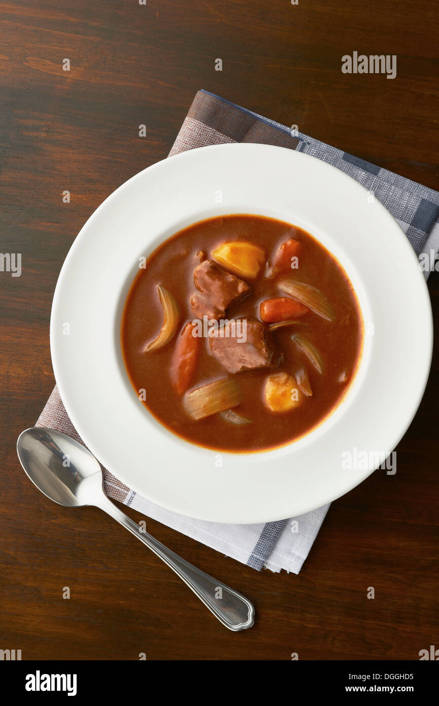 Ancora in vita di carne e verdura casseruola di servire nel recipiente Foto Stock