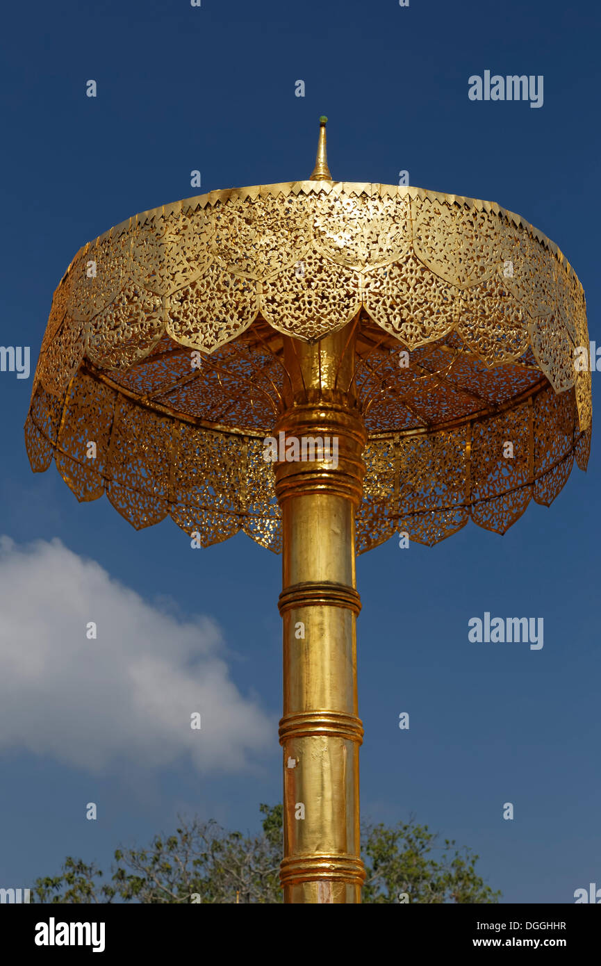 Ombrello cerimoniale nel complesso del tempio di Wat Phra That Doi Suthep Ratcha Woraviharn, Chiang Mai, Thailandia del Nord della Thailandia Foto Stock