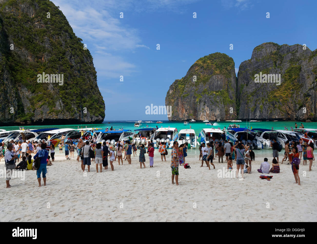 Numerosi turisti per floccaggio Maya Beach, film ubicazione della spiaggia con Leonardo Di Caprio, Koh Phi Phi Leh, Südthailand Foto Stock