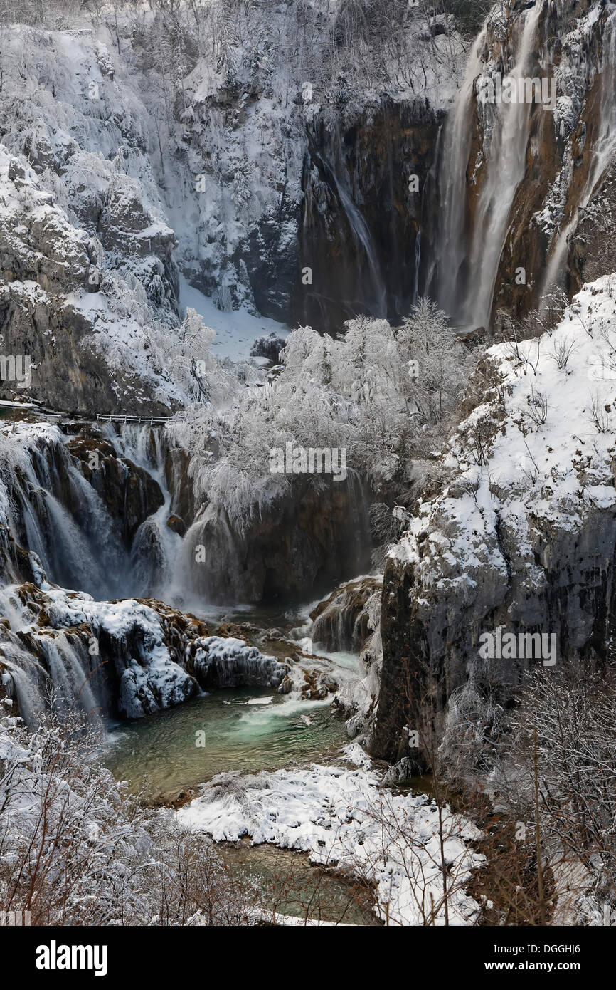Grande Cascata o Veliki Slap, in inverno, Plitvicka Jezera, Nationalpark Plitvicer visto, Karlovac, Lika-Senj Affitto, Croazia Foto Stock