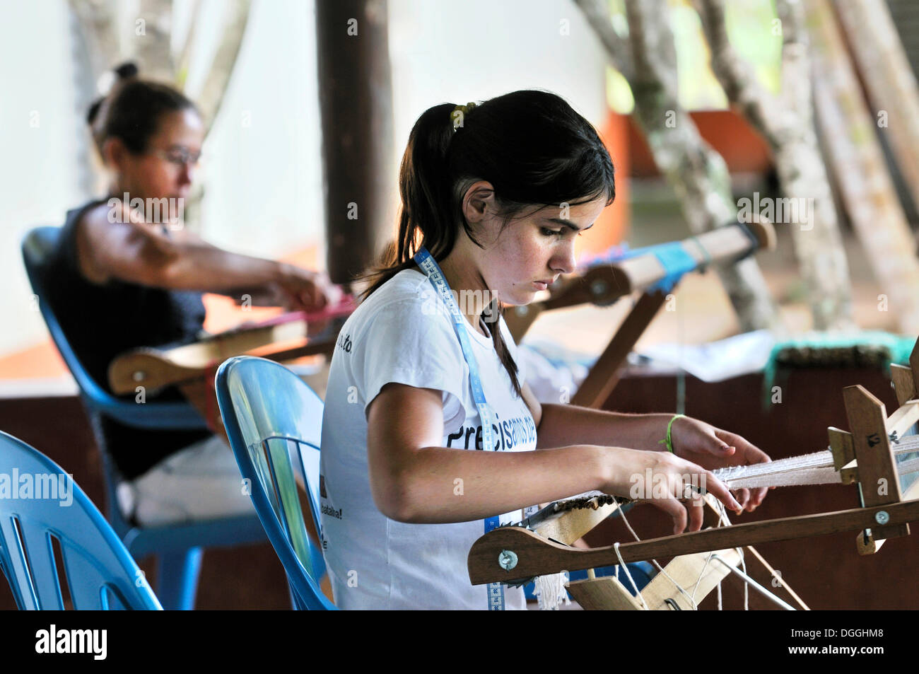 Artigianato, donne tabella di tessitura tappeti essiccato con foglie di banano, l insediamento del brasiliano di lavoratori senza terra' movimento Movimento dos Foto Stock