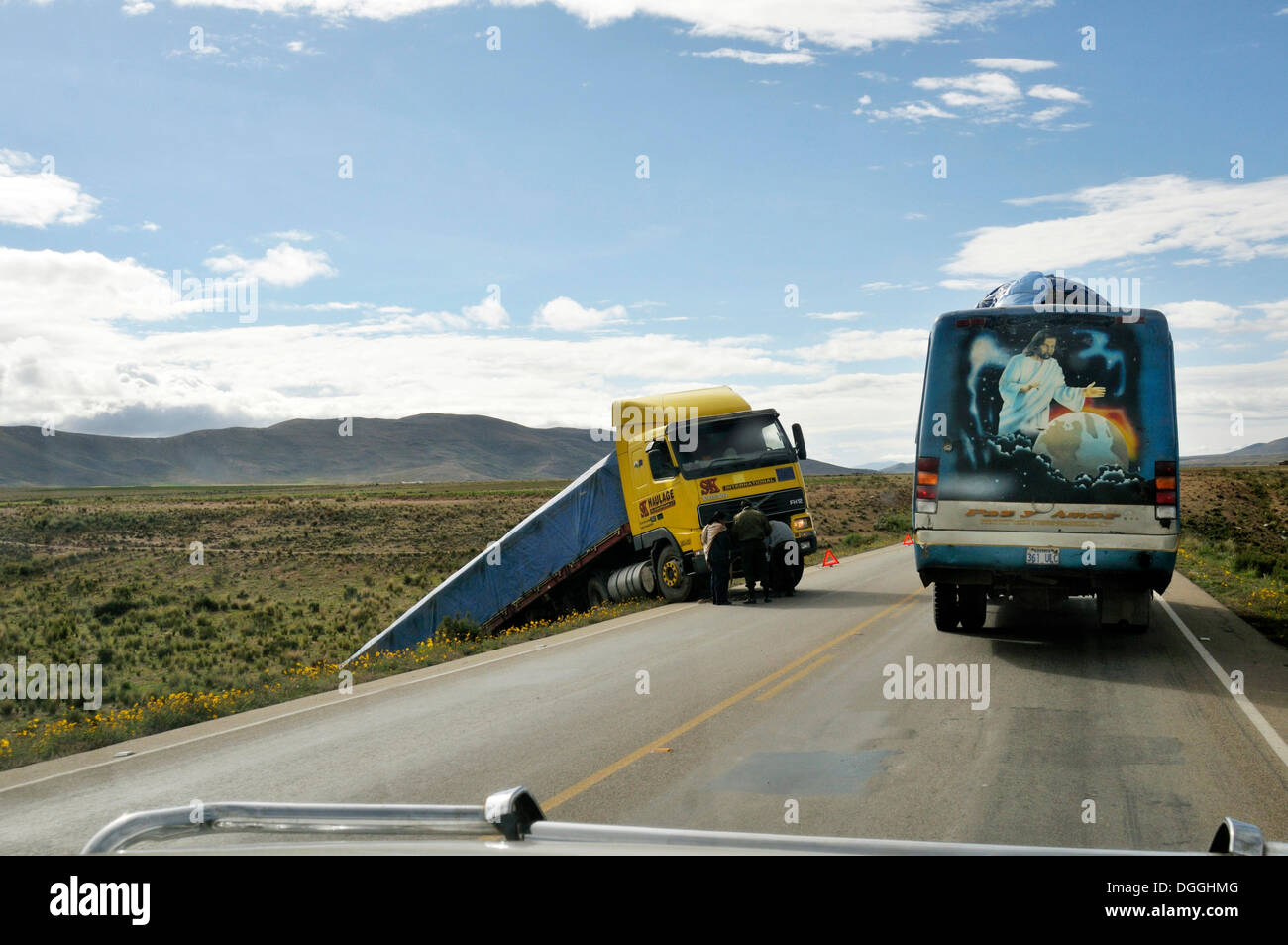 Incidente su una autostrada e autobus con una immagine religiosa, Gesù come il Signore del mondo, Altipiano boliviano highlands Foto Stock