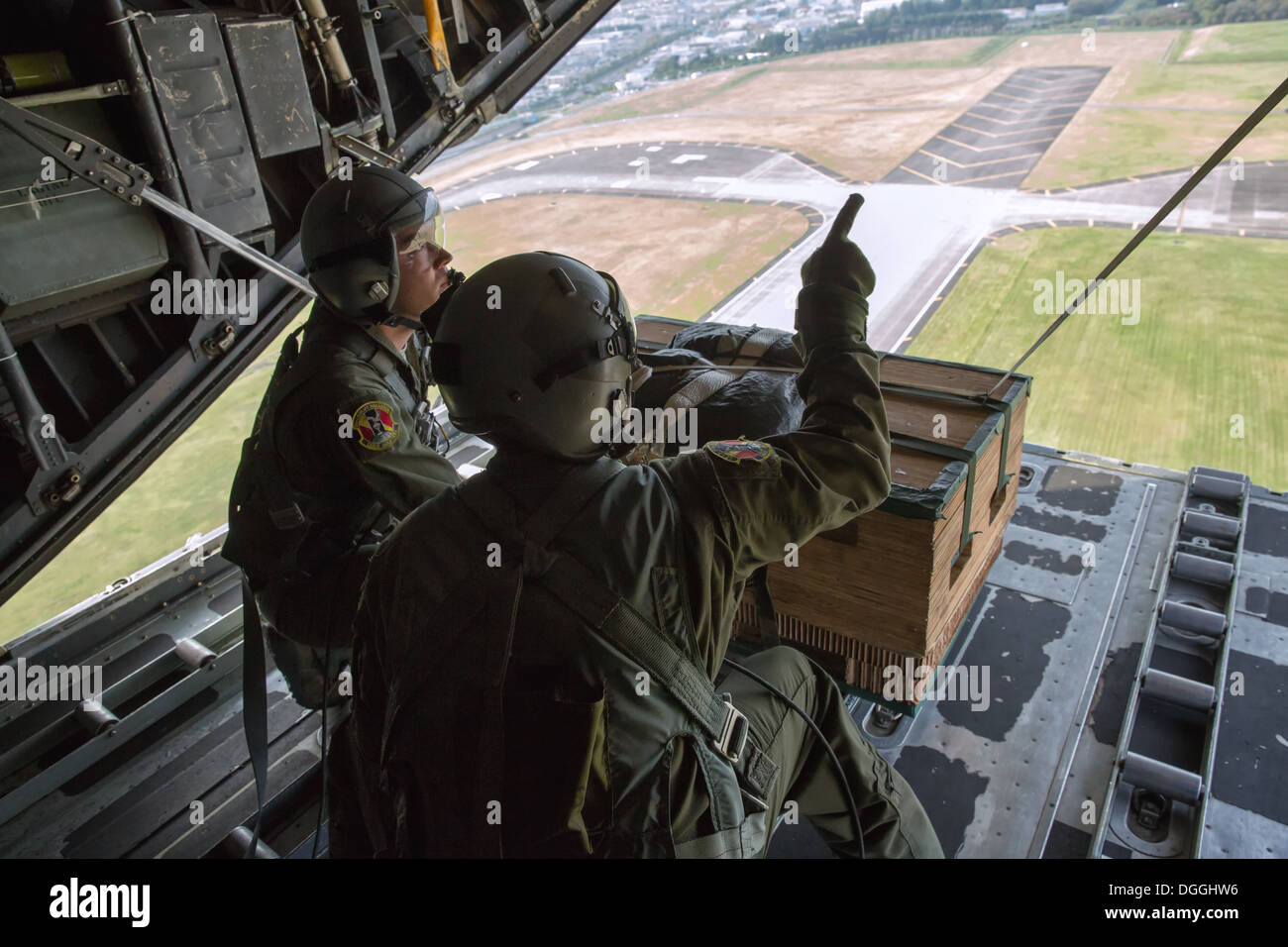 (Da sinistra a destra) Airman 1. Classe Andrew Fox e Tech. Sgt. Todd Bergin, loadmasters assegnato alla XXXVI Airlift Squadron, Foto Stock