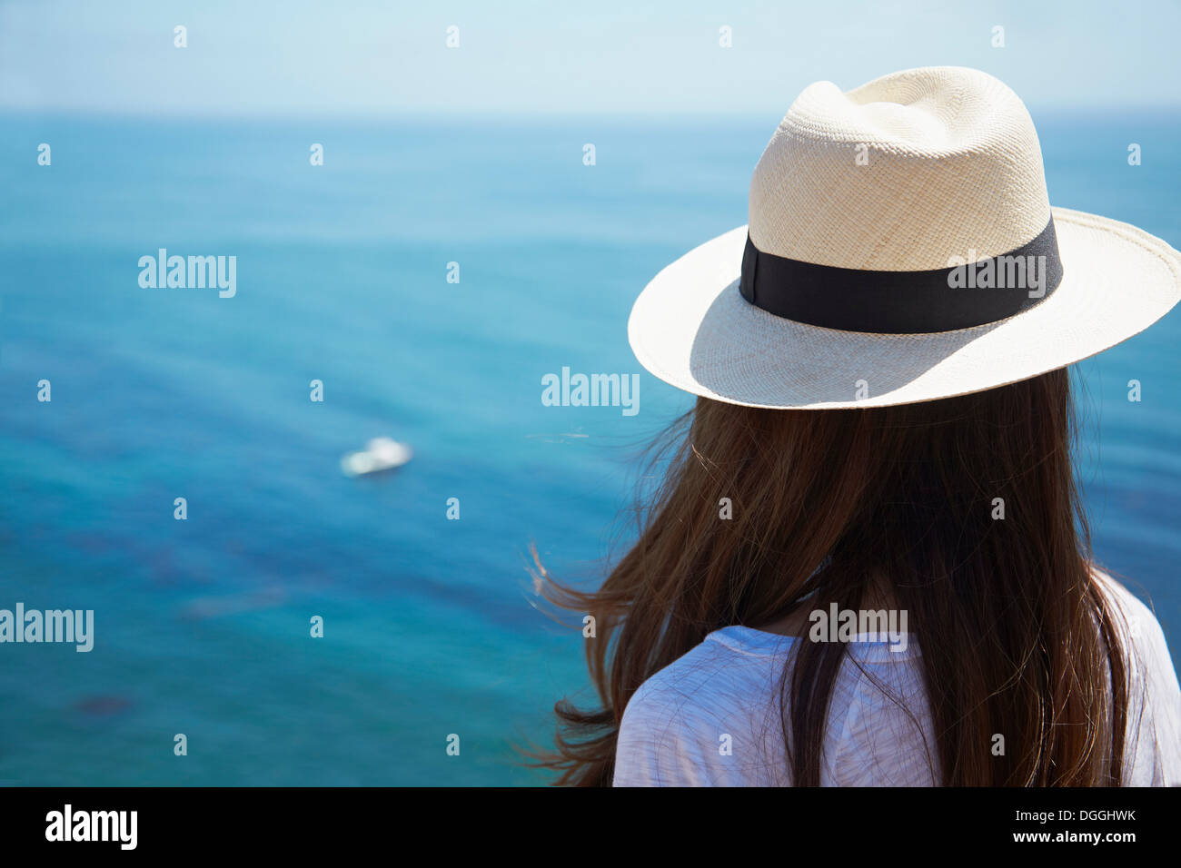 Giovane donna che guarda al mare, Palos Verdes, CALIFORNIA, STATI UNITI D'AMERICA Foto Stock