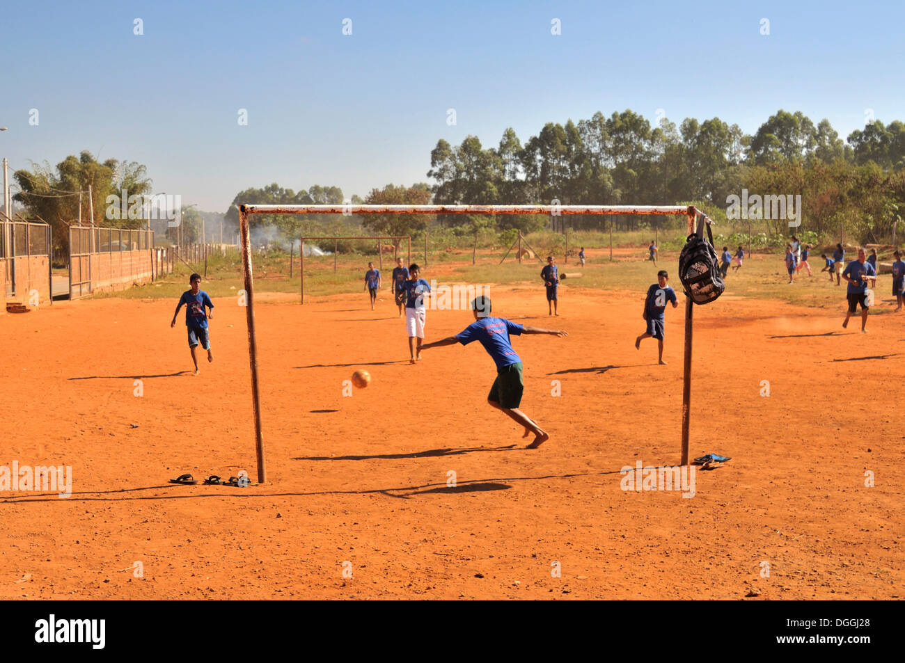 Ragazzi che giocano a calcio, Brasilia, Distrito Federale Brasiliano, il Distretto Federale, Brasile, Sud America Foto Stock