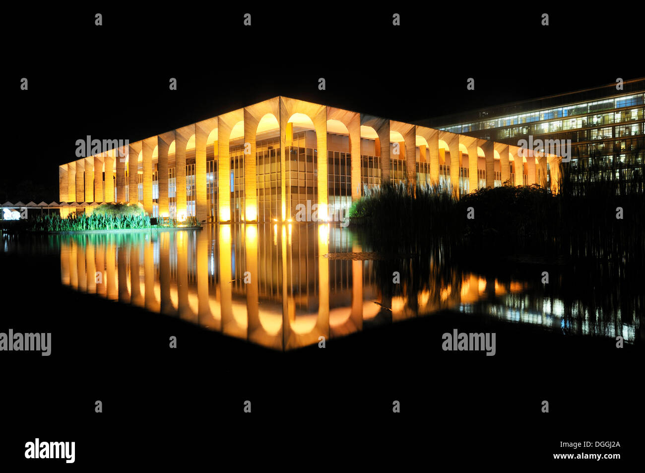 Ministero degli Affari Esteri, Palacio Itamaraty, di notte, architetto Oscar Niemeyer, Brasilia, Distrito Federale Foto Stock