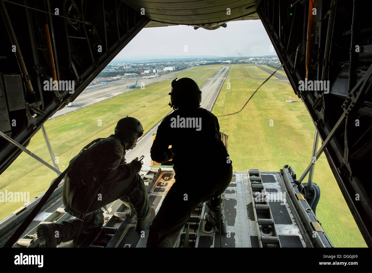 (Da sinistra a destra) Airman 1. Classe Andrew Fox e Tech. Sgt. Todd Bergin, loadmasters assegnato alla XXXVI Airlift Squadron, Foto Stock