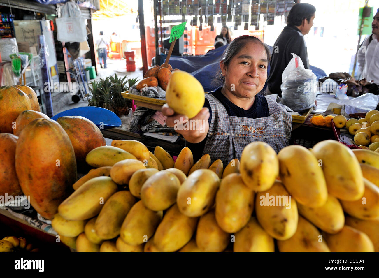 Donna di mercato per la vendita di frutta, Giallo mango, Puebla, Messico, America Centrale Foto Stock