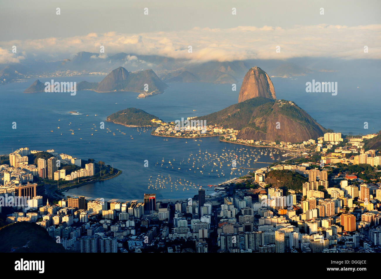 Le viste verso Sugarloaf Mountain e il quartiere di Botafogo, Rio de Janeiro, Brasile, Sud America Foto Stock