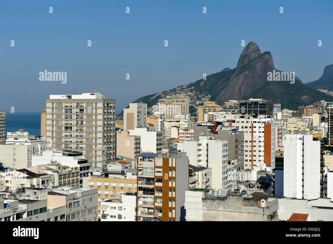 Grattacieli nel distretto di Ipanema con una vista verso Morro Dois Irmaos o due Fratelli di montagna, Rio de Janeiro, Brasile Foto Stock