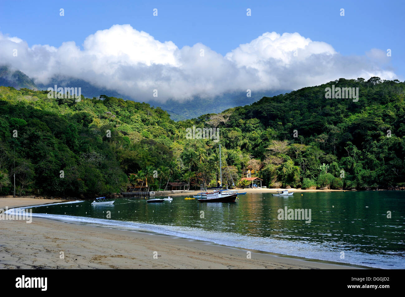 Barche da Pesca nella baia, Abraaozinho beach, Ilha Grande, stato di Rio de Janeiro, Brasile, Sud America Foto Stock