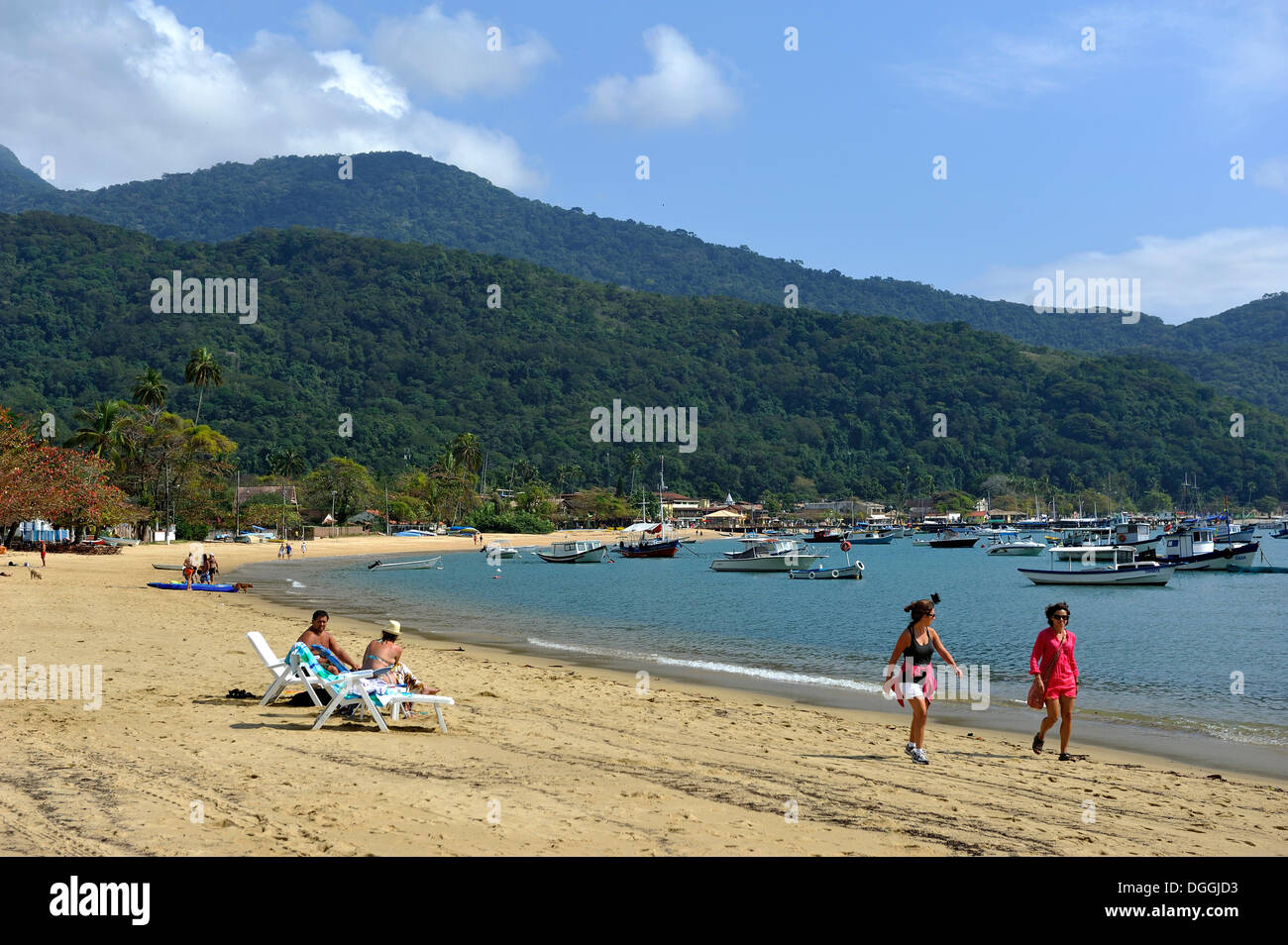 I turisti su Enseada do Abraao beach, Ilha Grande, stato di Rio de Janeiro, Brasile, Sud America Foto Stock