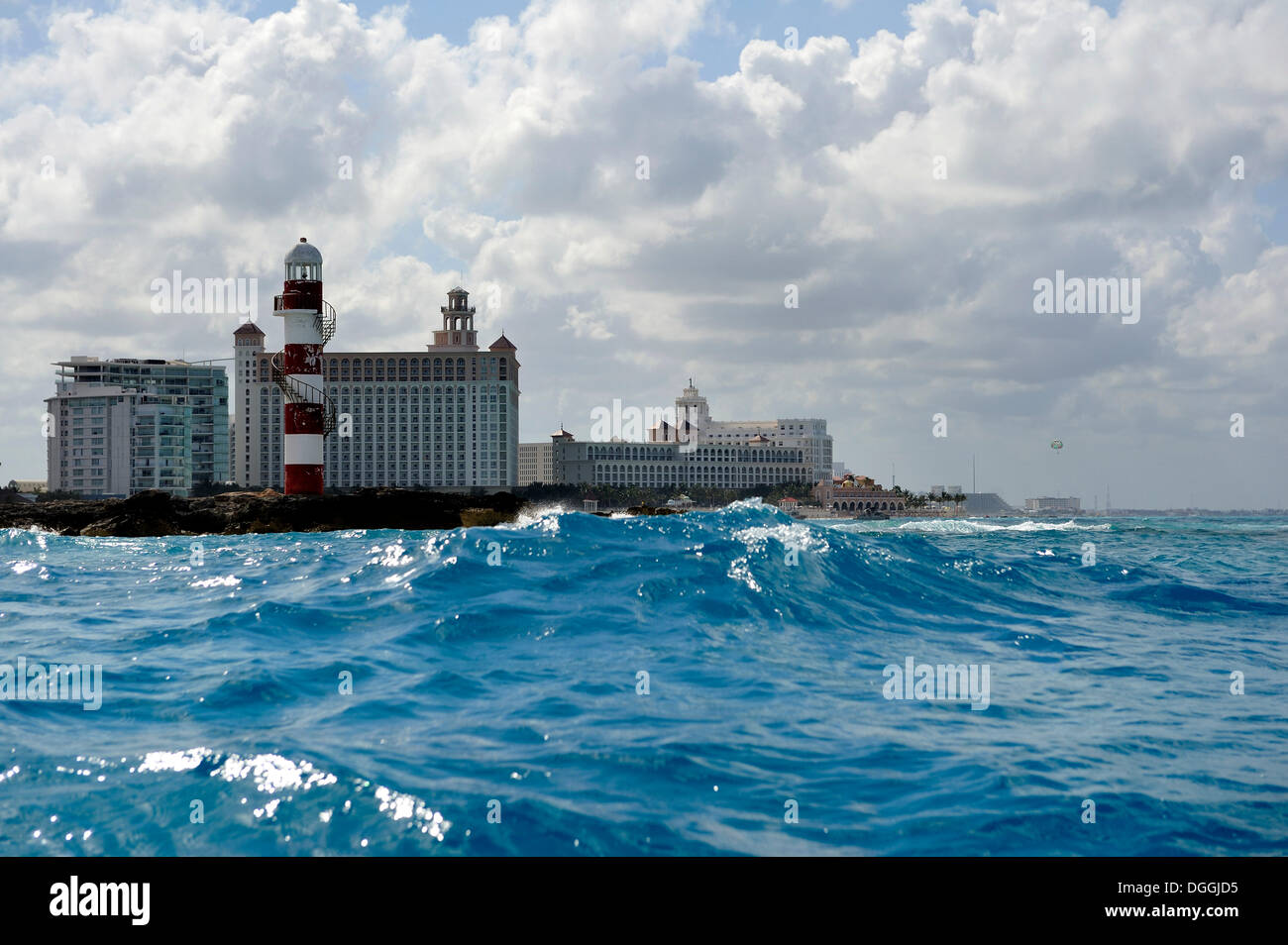 Faro e alberghi sulla costa di Cancun come visto dal mare, Cancun, la penisola dello Yucatan, Quintana Roo, Messico Foto Stock