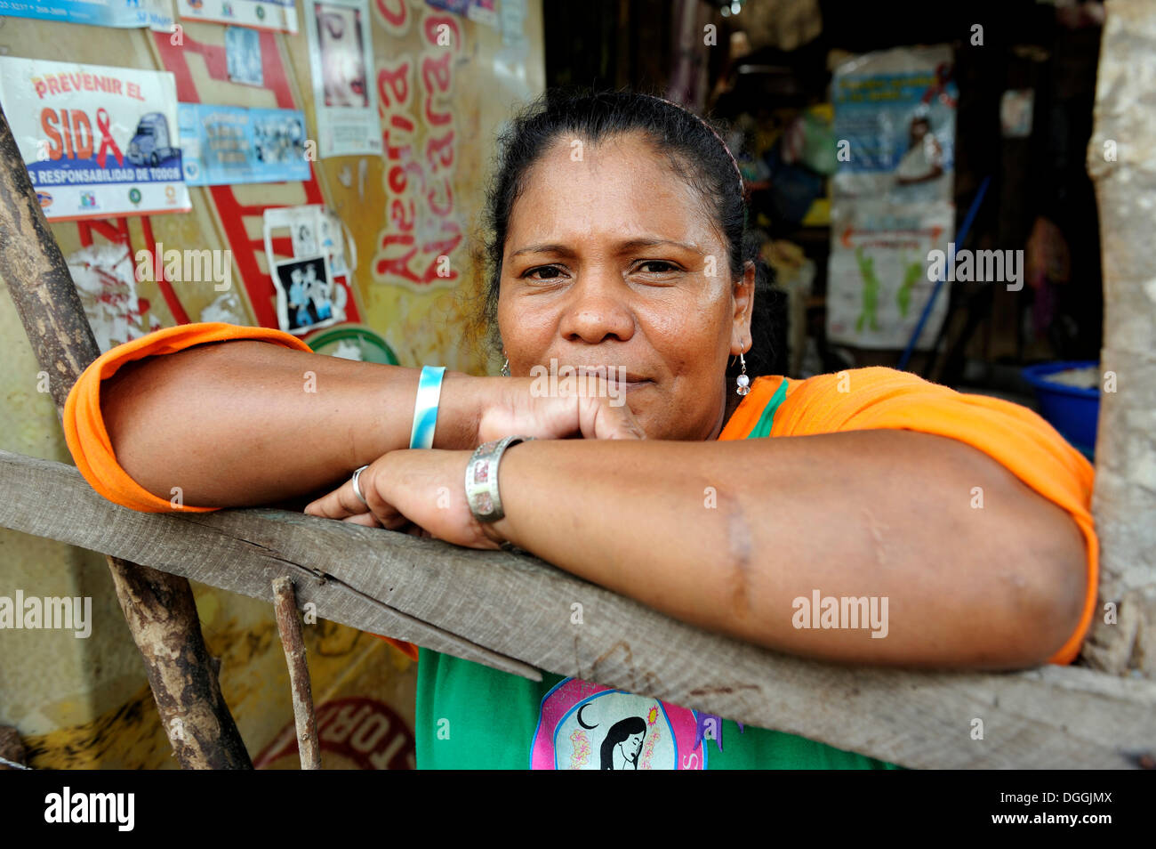Donna in piedi presso la porta della sua casa in una delle baraccopoli, Masaya Nicaragua america centrale Foto Stock
