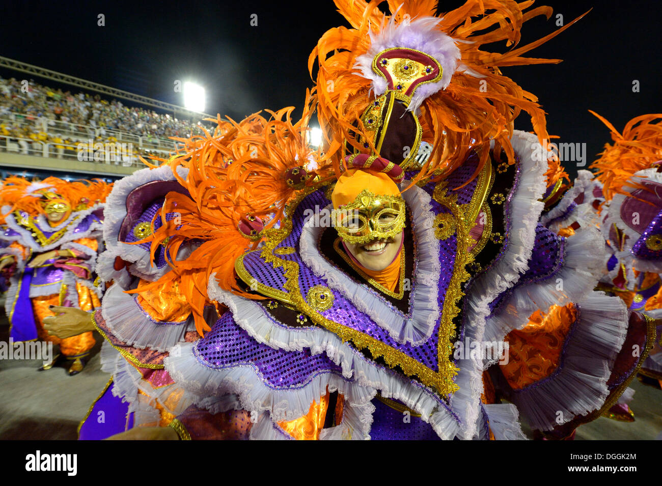 Uomo che indossa un costume colorato, la sfilata delle scuole di samba Academicos do Salgueiro, Sambodromo, Rio de Janeiro, Brasile Foto Stock