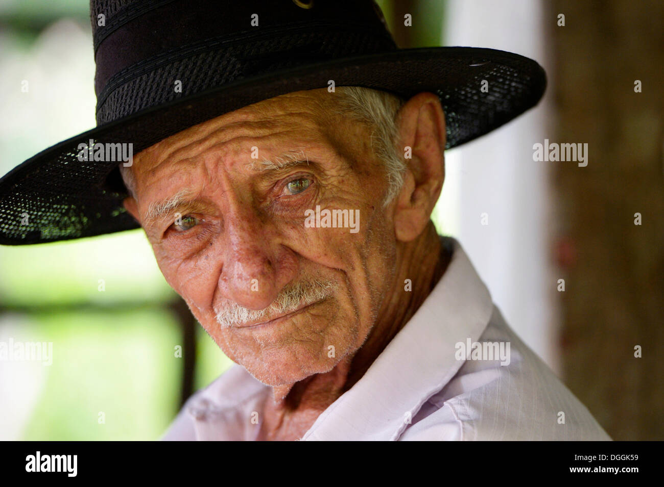 Uomo anziano con un cappello, ritratto, Poxoréo, Mato Grosso, Brasile Foto Stock