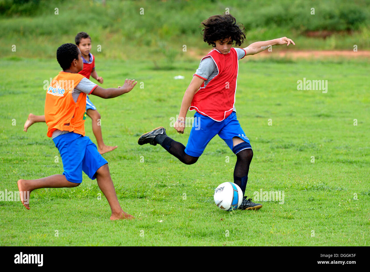 I giovani che giocano a calcio, progetto sociale in una favela, Poxoréo, Mato Grosso, Brasile Foto Stock