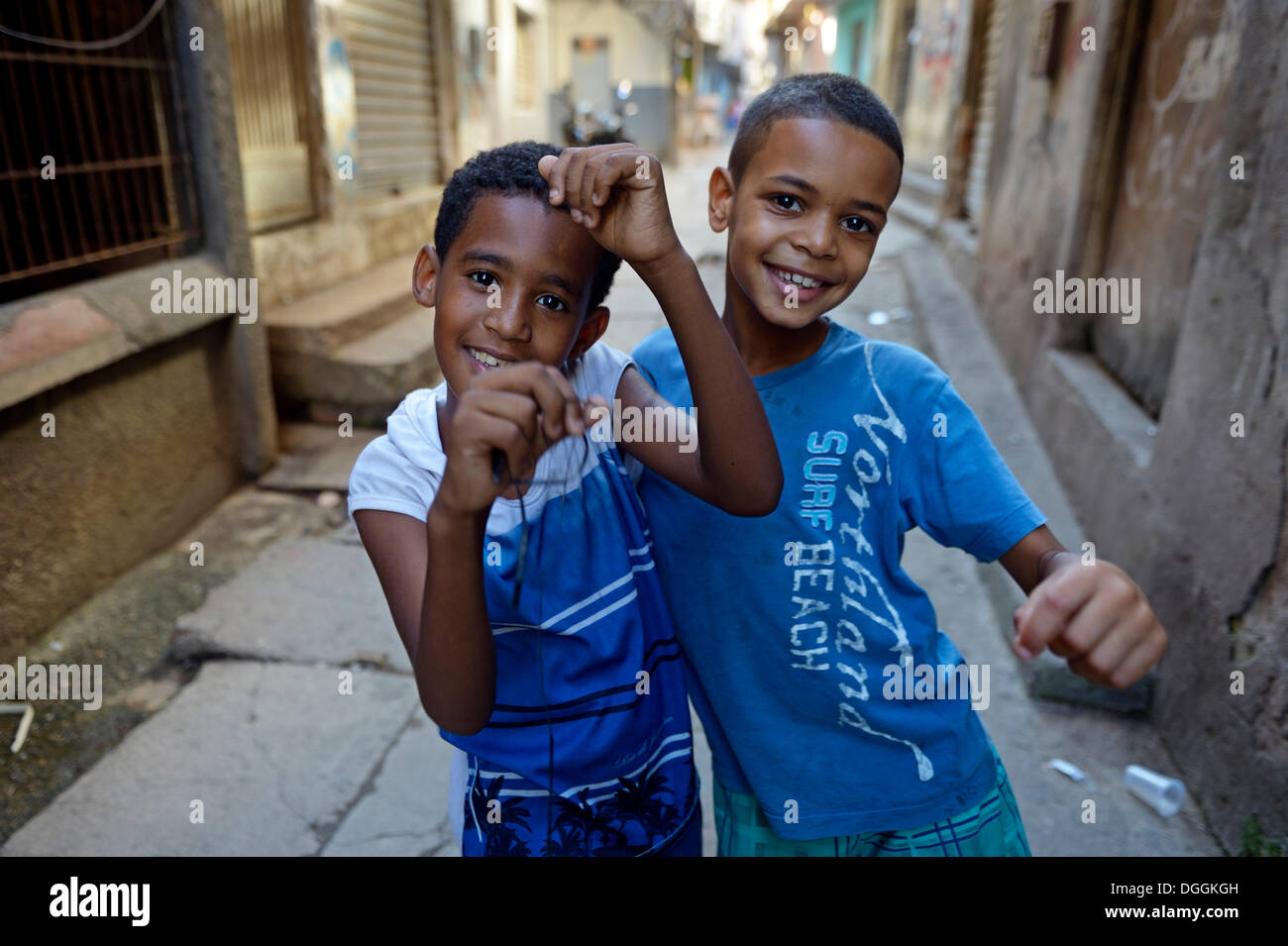 Due ragazzi in una delle baraccopoli o favela, Jacarezinho favela, Rio de Janeiro, Stato di Rio de Janeiro, Brasile Foto Stock