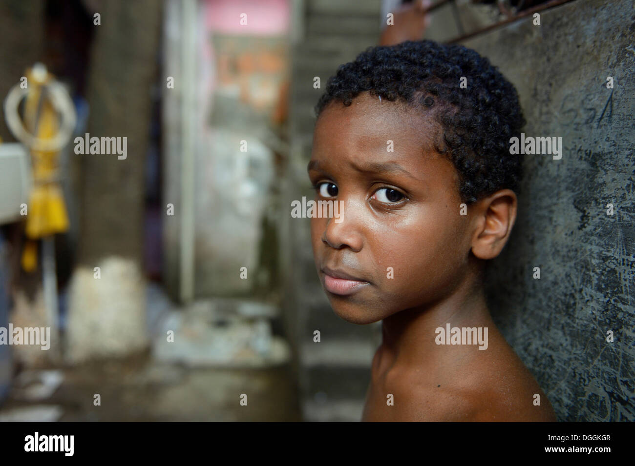 Ragazzo con un espressione di sospetti in una delle baraccopoli o favela, Jacarezinho favela, Rio de Janeiro, Stato di Rio de Janeiro, Brasile Foto Stock