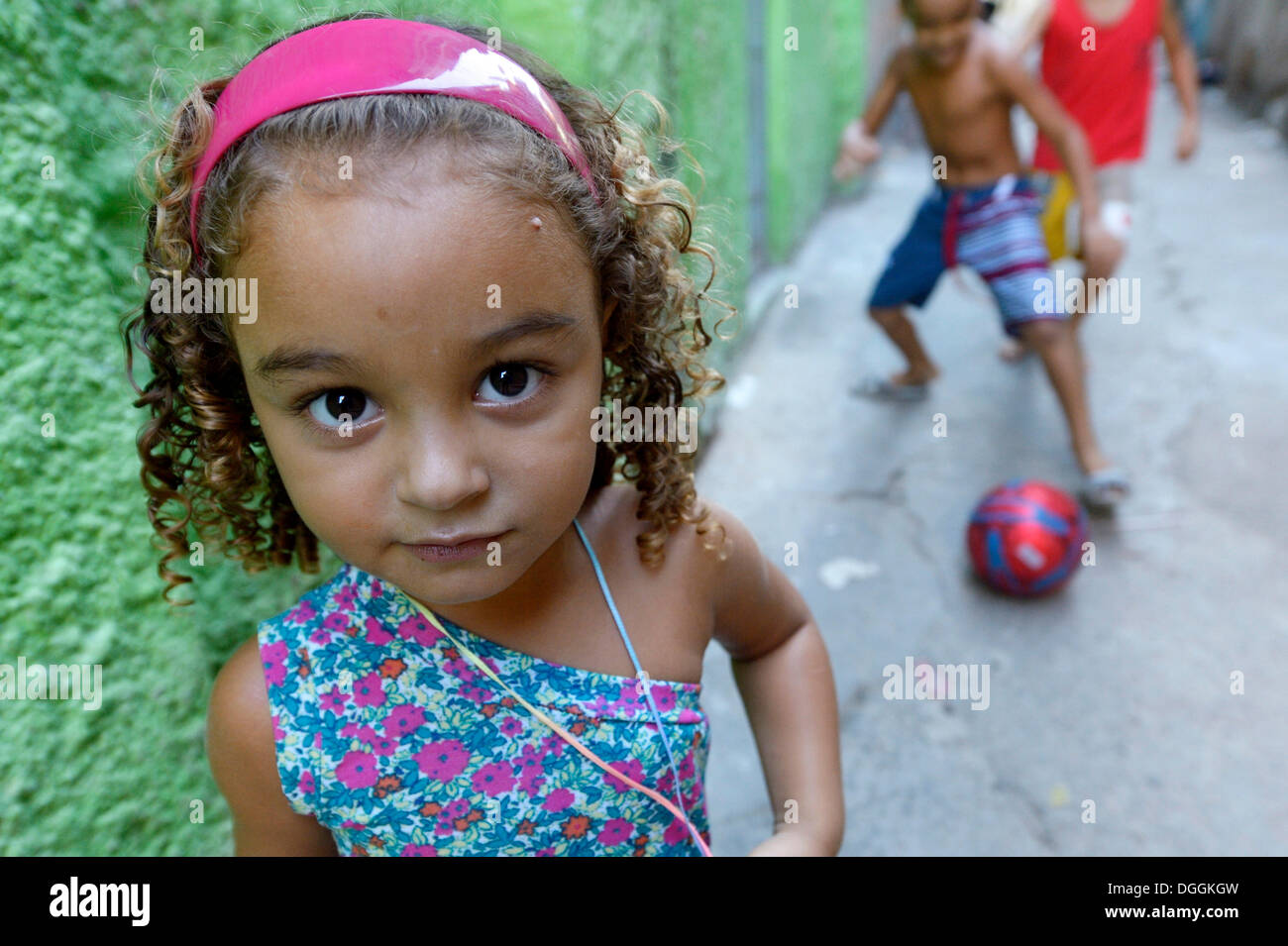 Ragazza in una delle baraccopoli o favela, Jacarezinho favela, Rio de Janeiro, Stato di Rio de Janeiro, Brasile Foto Stock