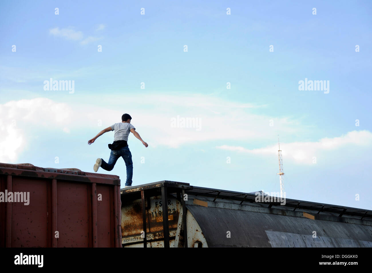 Di immigrati illegali provenienti da America Latina sul suo modo per gli Stati Uniti che salta da un carro a un altro tentativo di raggiungere la frontiera degli Stati Uniti Foto Stock