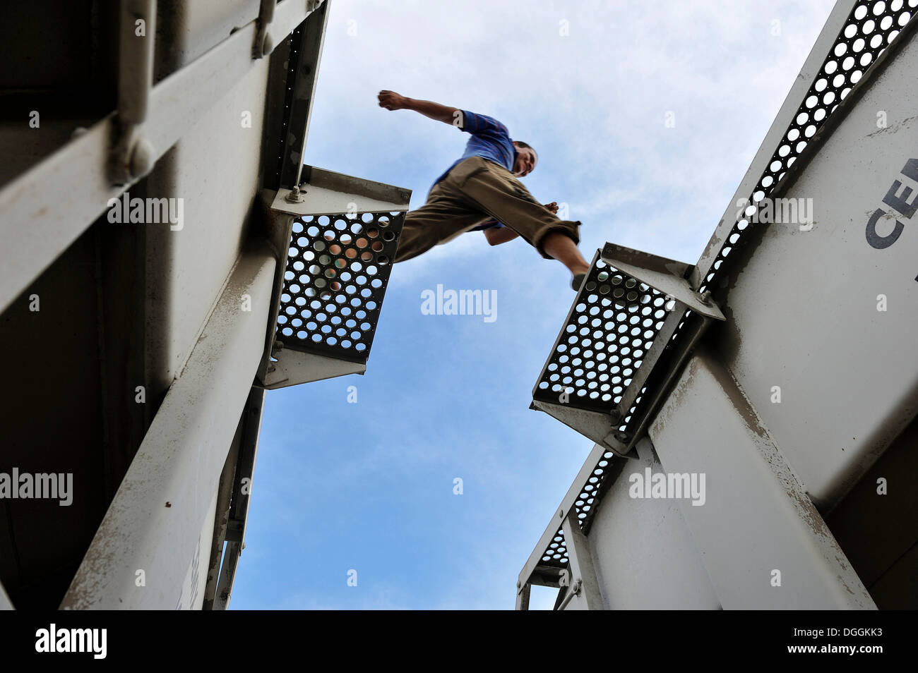 Di immigrati illegali provenienti da America Latina sul suo modo per gli Stati Uniti che salta da un carro a un altro tentativo di raggiungere la frontiera degli Stati Uniti Foto Stock