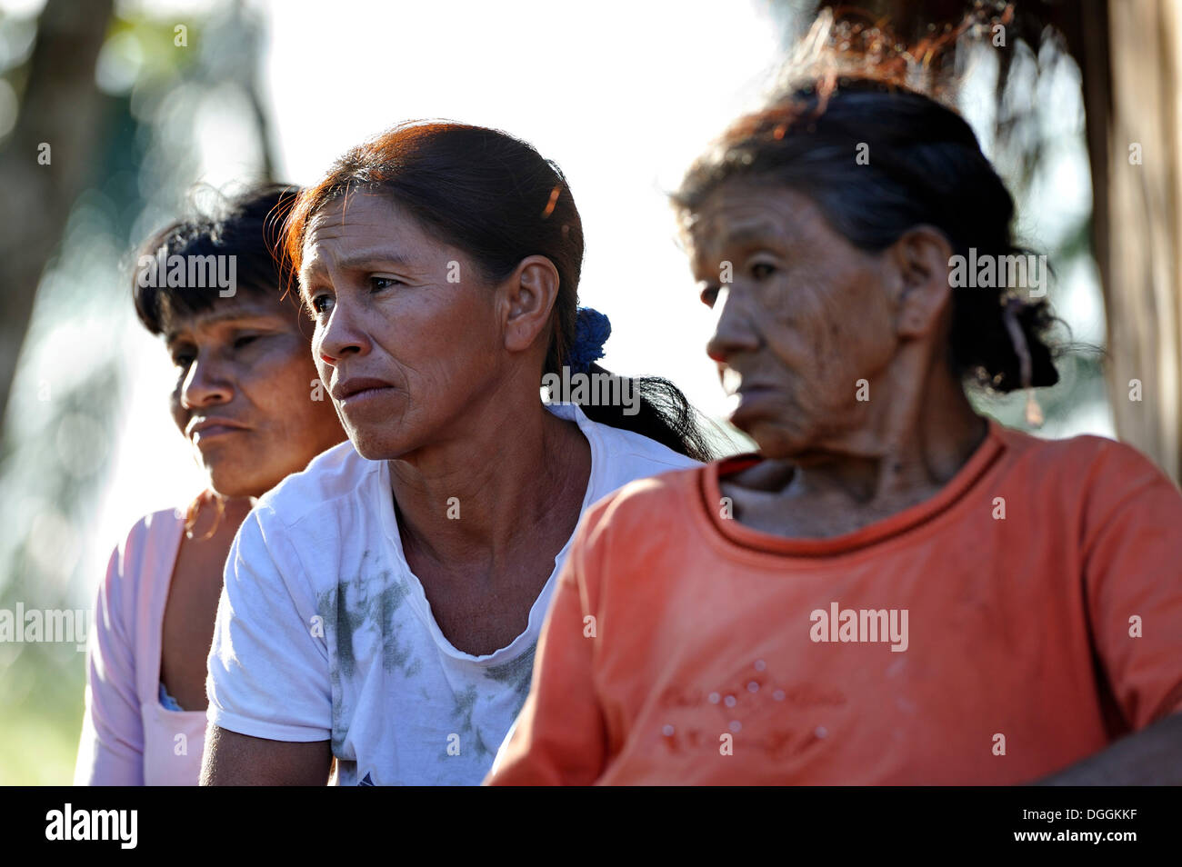 Tre donne con preoccupazione le espressioni del viso, in una comunità di Indiani Guarani, Jaguary, Caaguazú Reparto, Paraguay Foto Stock