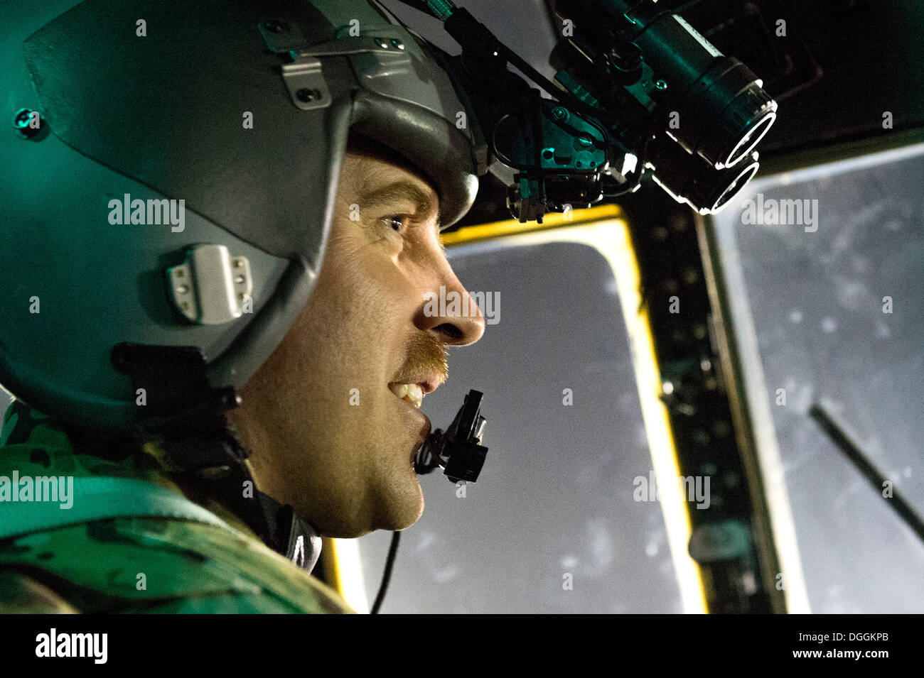 Il Mag. Kurt Wampole, 774th Airlift Expeditionary Squadron pilota, reagisce dopo il suo equipaggio ha completato con successo un paio di late night antenna gocce di carico a bordo di una C-130H Hercules a Bagram Airfield, Parwan Provincia, Afghanistan, 7 ottobre, 2013. L'equipaggio consegnati Foto Stock