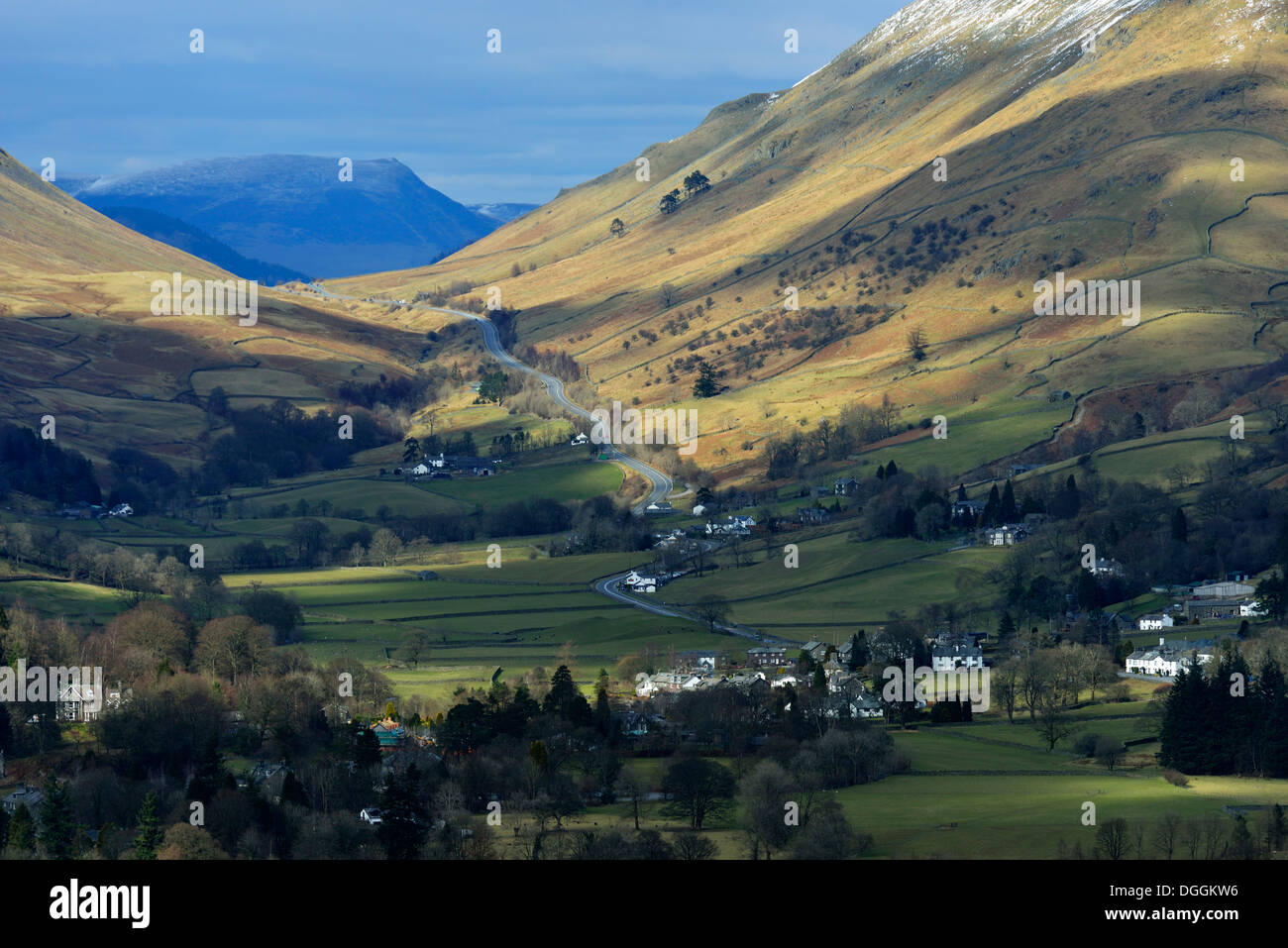 Villaggio di Grasmere e Dunmail Raise, d'inverno. Parco Nazionale del Distretto dei Laghi, Cumbria, England, Regno Unito, Europa. Foto Stock