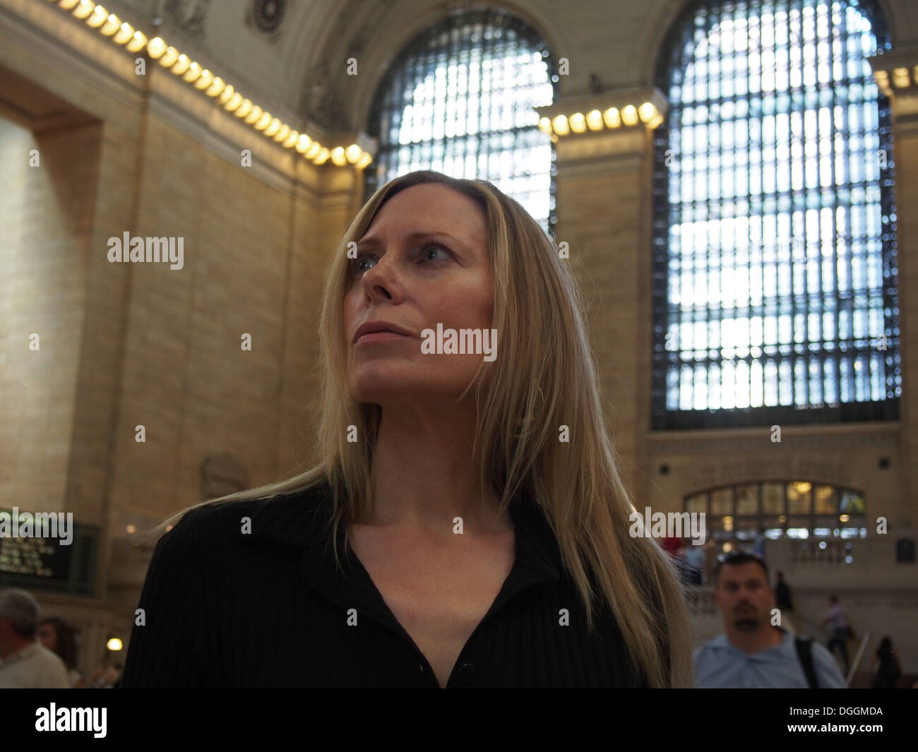 Attraente di mezza età donna bionda in Grand Central Station, la città di New York, New York, Stati Uniti d'America Foto Stock