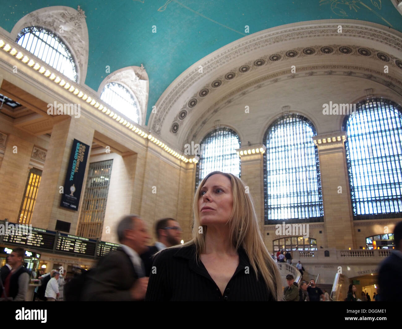 Attraente di mezza età donna bionda in Grand Central Station, la città di New York, New York, Stati Uniti d'America Foto Stock