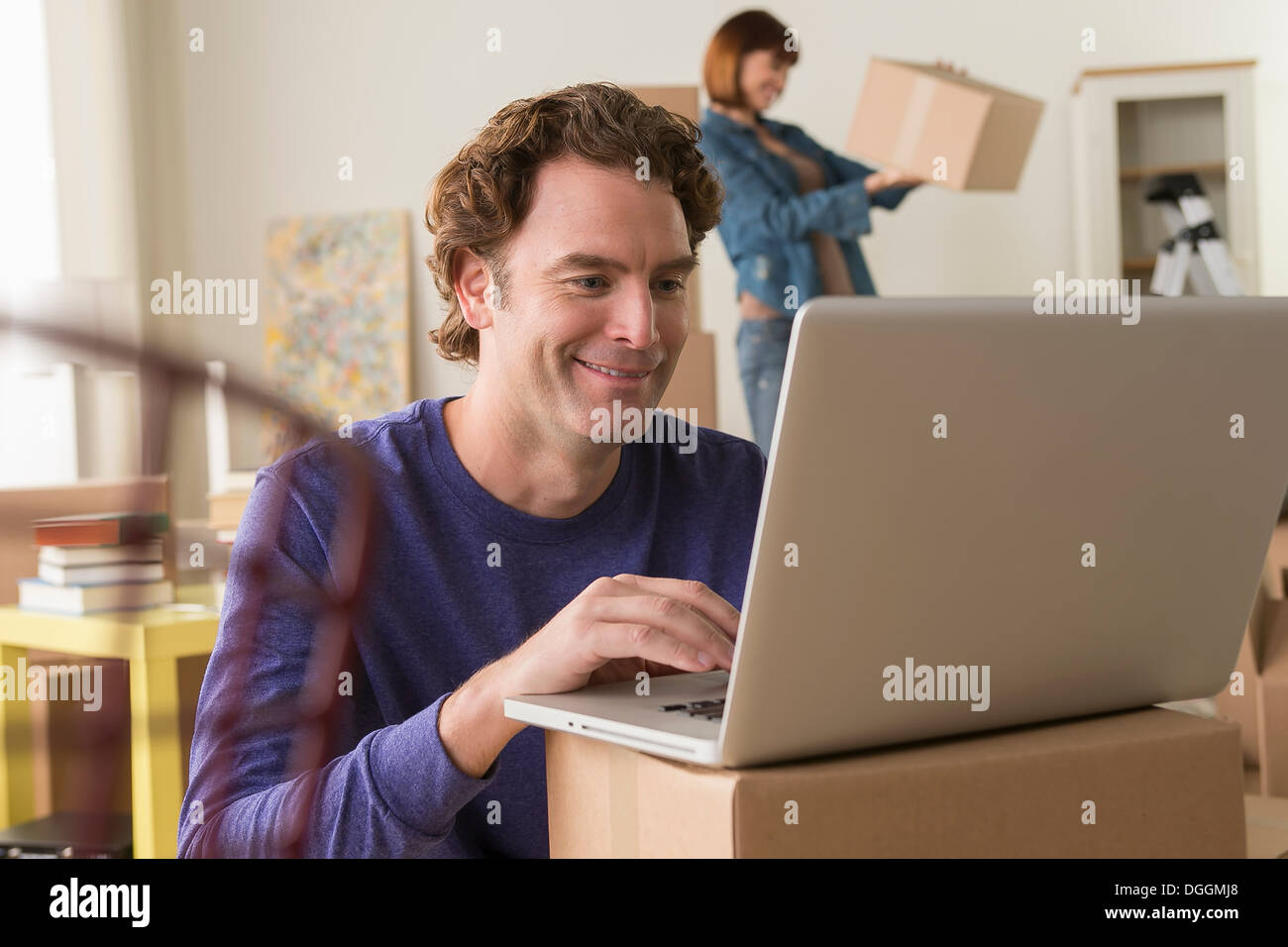 Uomo maturo utilizzando computer mentre casa in movimento Foto Stock