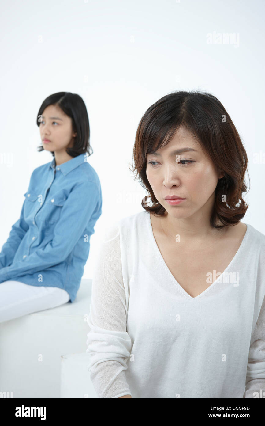 Una figlia e una madre avente un problema Foto Stock