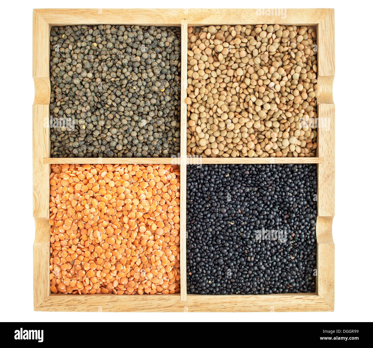 Rosso, verde, nero e lenticchie francese in un quadrato scatola di legno isolato su bianco Foto Stock