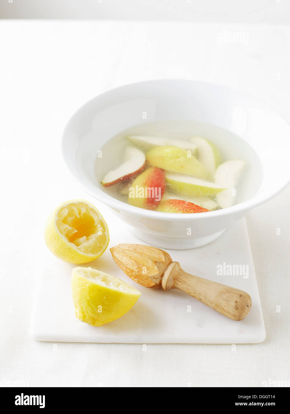 Ciotola di acqua con il succo di limone per evitare che le verdure dalla browning Foto Stock