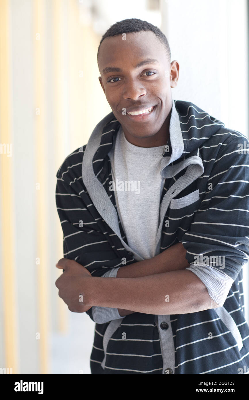 Ritratto di un sorridente diciottenne nero studente di college. Foto Stock