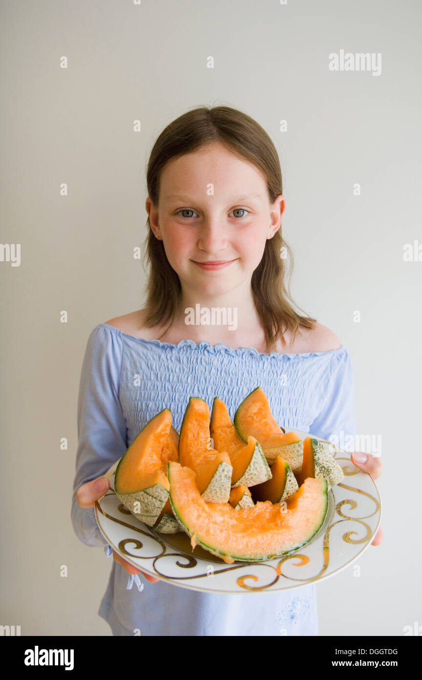 Ragazza con fette di melone Foto Stock