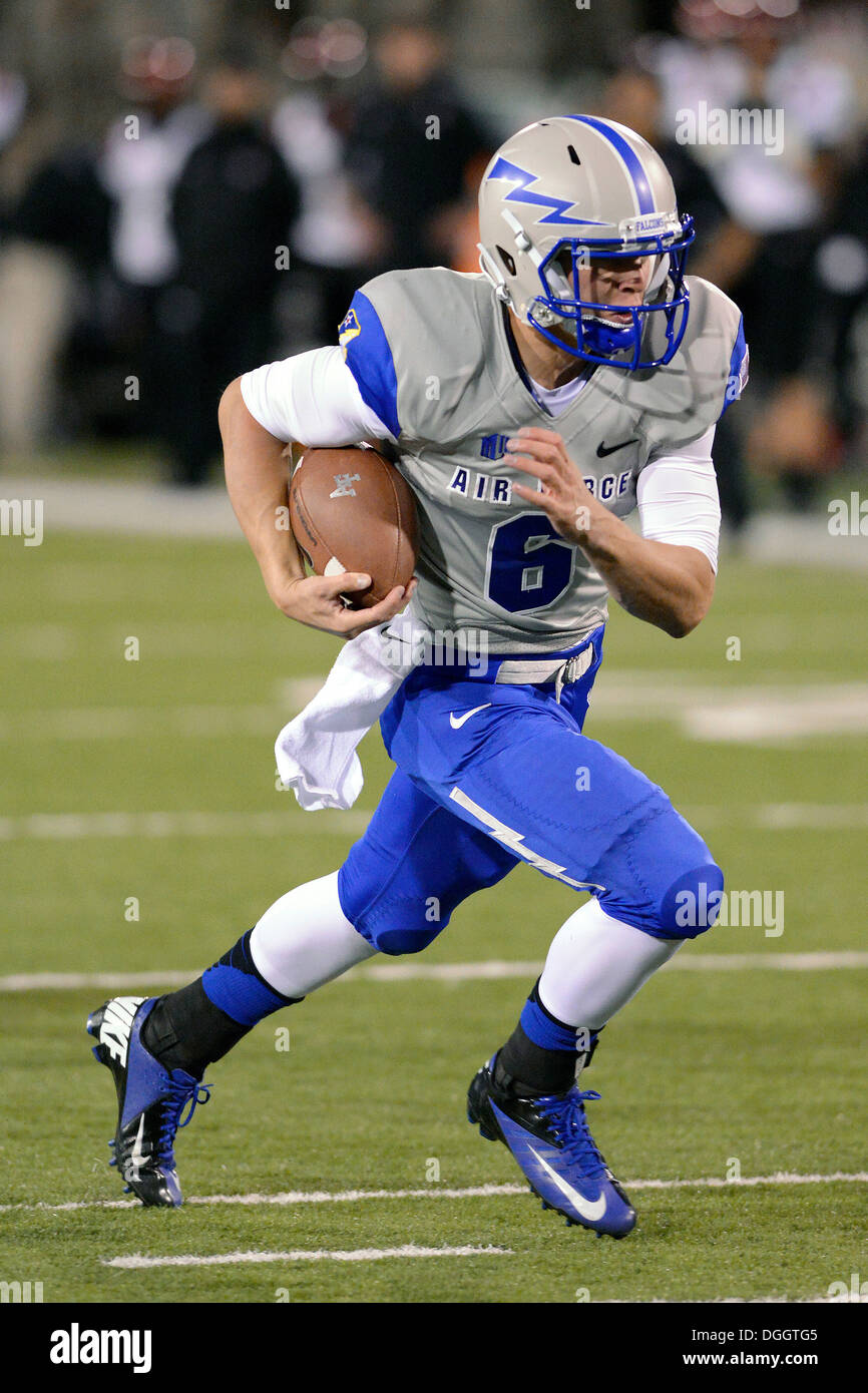 Freshman quarterback Nate Romine corre per un touchdown come Air Force incontra Mountain West Conference rivale San Diego State a U Foto Stock