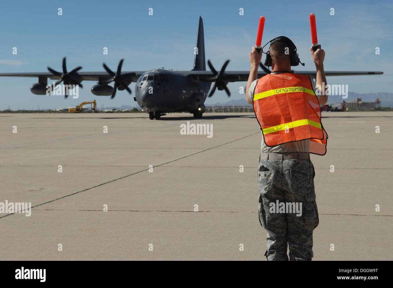 Airman 1. Classe Joshua Jorgensen, 923rd Manutenzione aeromobili squadrone capo equipaggio, esegue il marshalling di un HC-130J contro il re II a Davis-Monthan Air Force Base, Ariz., Ottobre 7, 2013. Il marshalling è importante perché molti piloti hanno visione limitata sia del velivolo Foto Stock