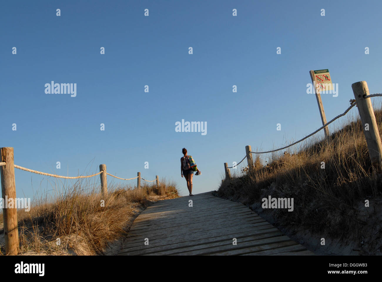 Giovane Donna A Piedi Nella Spiaggia Di Levante Platja De