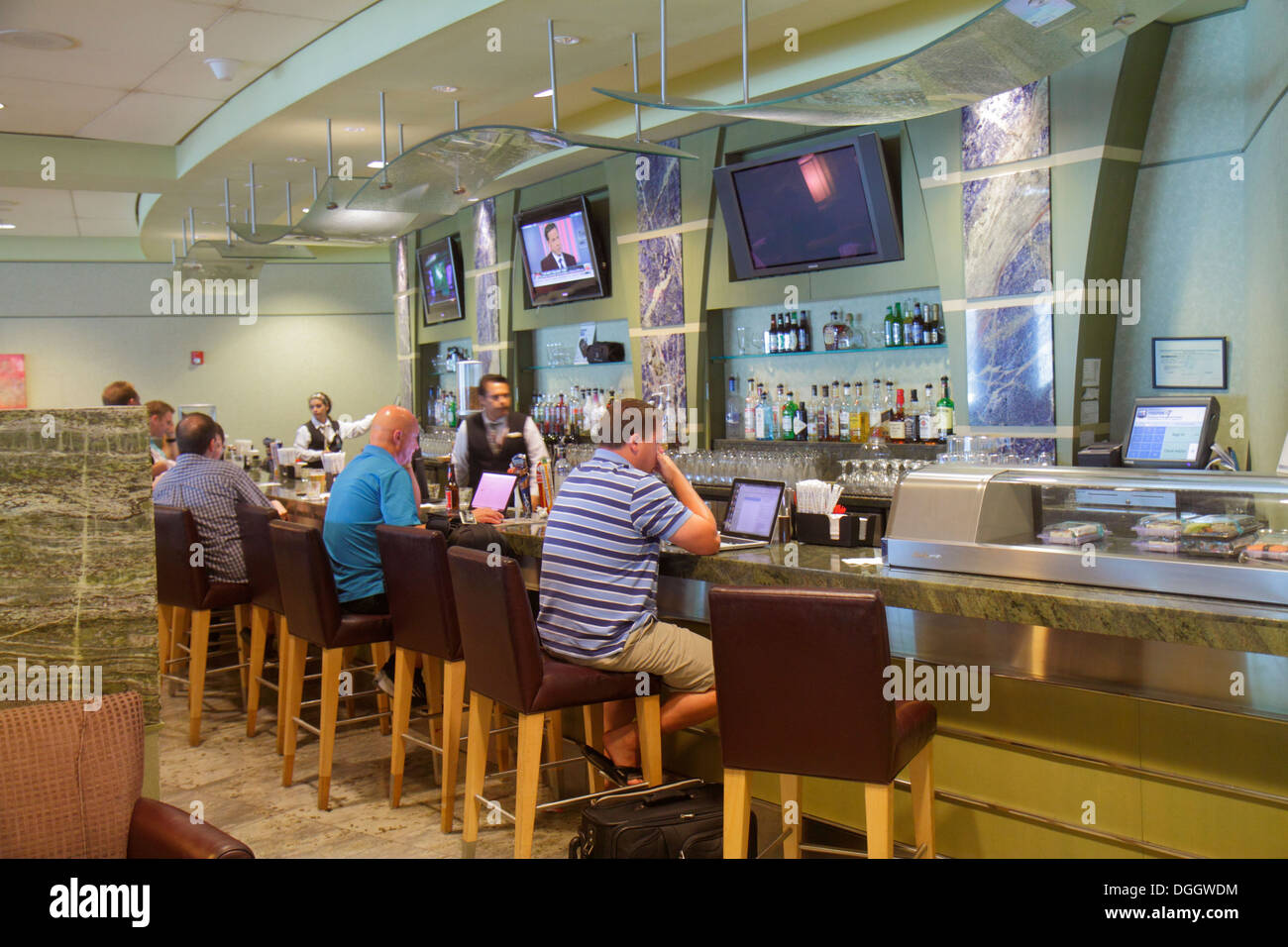 Miami Florida International Airport mia,terminal,gate,American Airlines,Admiral Club,lounge,bar bar lounge pub,adulti uomini uomini uomini uomini maschi, visitatori tra Foto Stock